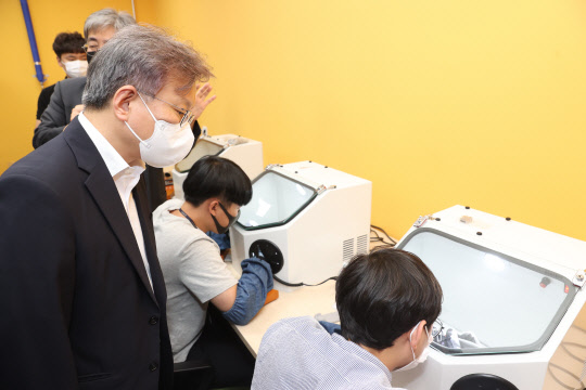 권칠승 중기부 장관이 9일 대구 스마트웰니스 규제자유특구에서 엔도비전을 찾아 인체 유래 콜라겐으로부터 '상처 치료용 피복재'를 개발하는 직원들을 격려하고 있다.  중기부 제공